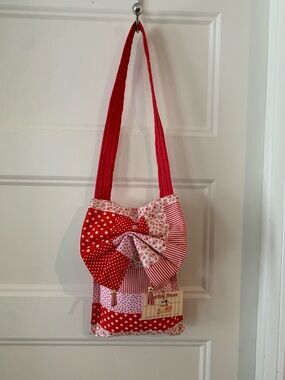 Les Trouve-Tout d'En Haut, handcrafted, red  Patchwork Bow Shoulder Bag -